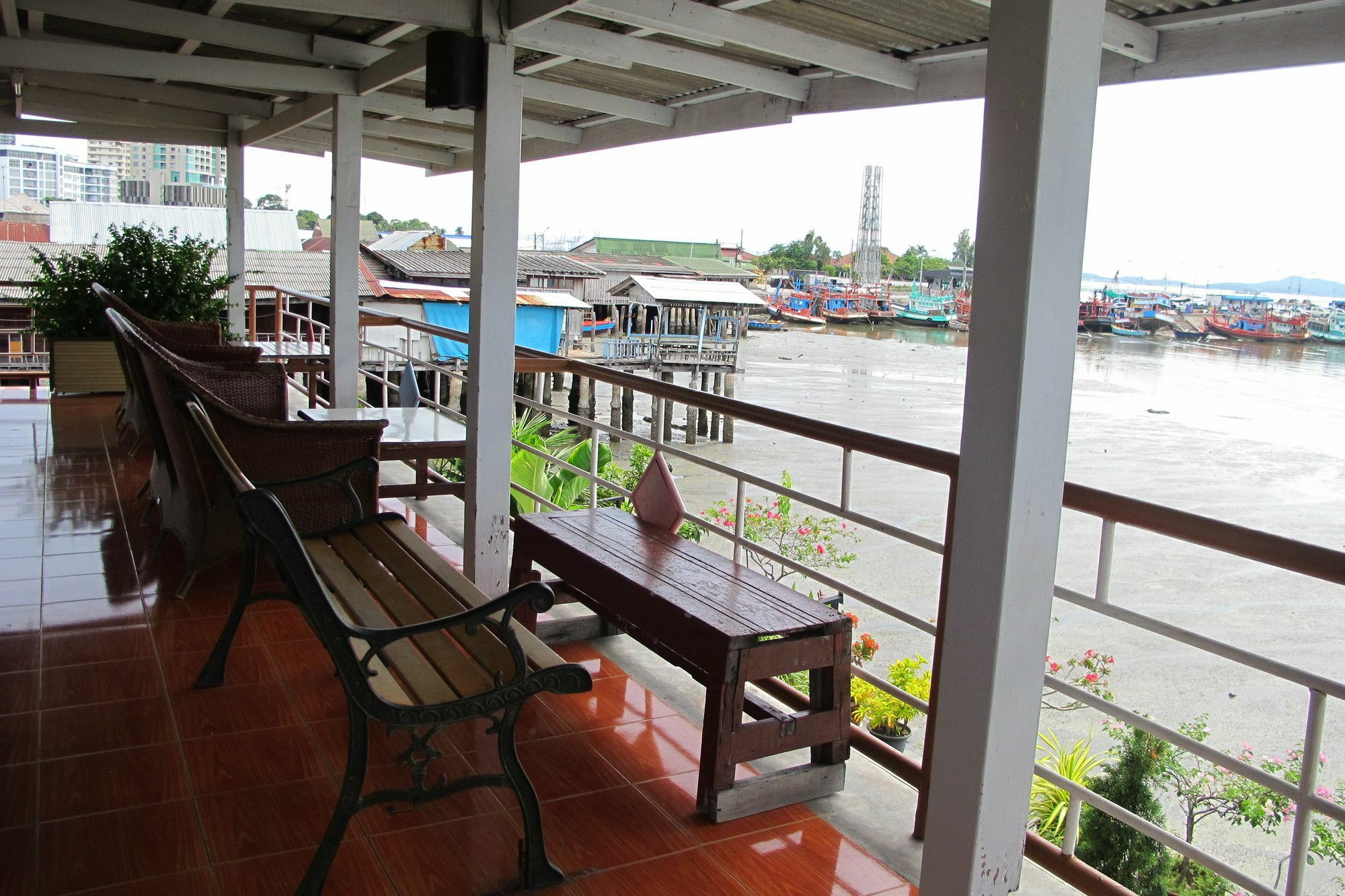 Samchai Hotel Si Racha Bagian luar foto