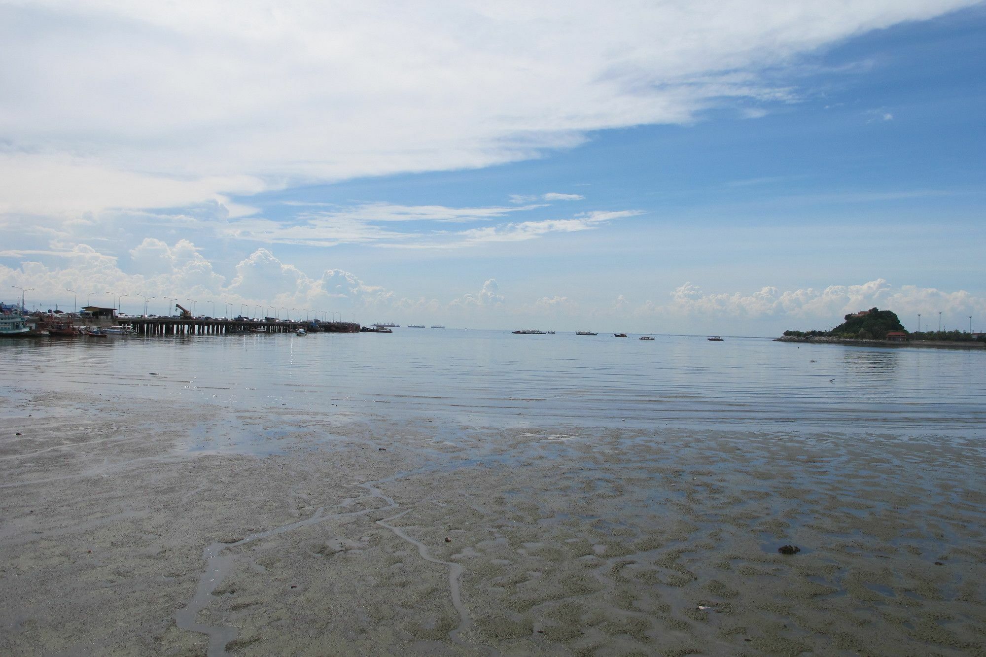 Samchai Hotel Si Racha Bagian luar foto