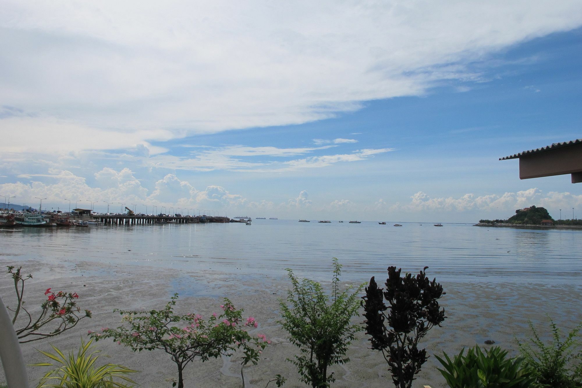 Samchai Hotel Si Racha Bagian luar foto